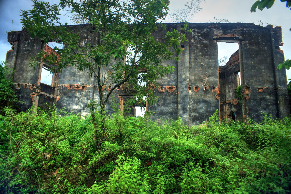 Khu nhà được xây dựng từ năm 1916 - 1918, với khu nhà chính được xây 2 tầng trên một nền đất cao được gia cố bằng đá hộc. Ảnh: TripHunter.