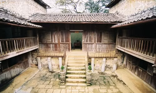 Dinh thự nhà họ Vương được xây dựng không kể ngày đêm từ năm 1919 - 1928, tiêu tốn 15 vạn đồng bạc trắng Đông Dương, tương đương với 150 tỷ đồng hiện nay. Ảnh: Vietrapro.