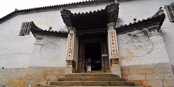 Mái nhà cong, uốn lượn, trạm khắc tinh xảo. Ảnh: Thethaovanhoa.