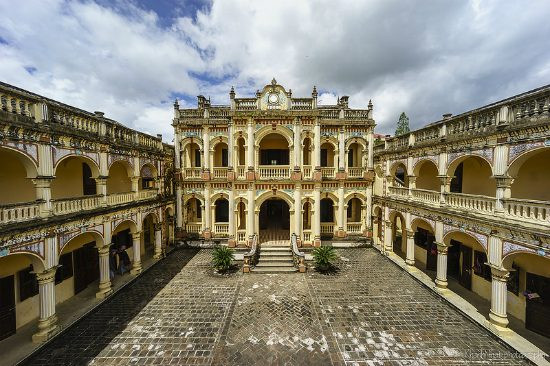 Vật liệu xây dựng biệt phủ này bao gồm đá, vôi, cát, mật mía khai thác tại địa phương, còn ximăng, sắt thép thì được chở bằng máy bay từ dưới xuôi lên. Ảnh: Vietnam Booking.