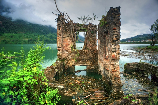 Dinh thự Đèo Văn Long được xây dựng kiên cố như một pháo đài, có tường bao cao trên 3m, dày 40cm, có bố trí nhiều lỗ châu mai, nằm ở vị trí đắc địa tại ngã ba sông, có thể bao quát được mọi hoạt động của một vùng sông nước rộng lớn. Ảnh: TripHunter.