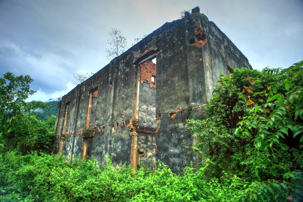 Khác với hai dinh thự trên, dinh thự của lãnh chúa người dân tộc Thái Đèo Văn Long (xã Lê Lợi, huyện Sìn Hồ, tỉnh Lai Châu) ngày nay chỉ còn là một đống đổ nát. Ảnh: Youvivu wiki.