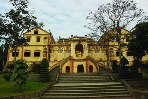 Nổi bật giữa một vùng cao nguyên rộng lớn toàn đá xám ở Bắc Hà (Lào Cai) là dinh thự Hoàng A Tưởng tuyệt đẹp. Ảnh: Baoxaydung.