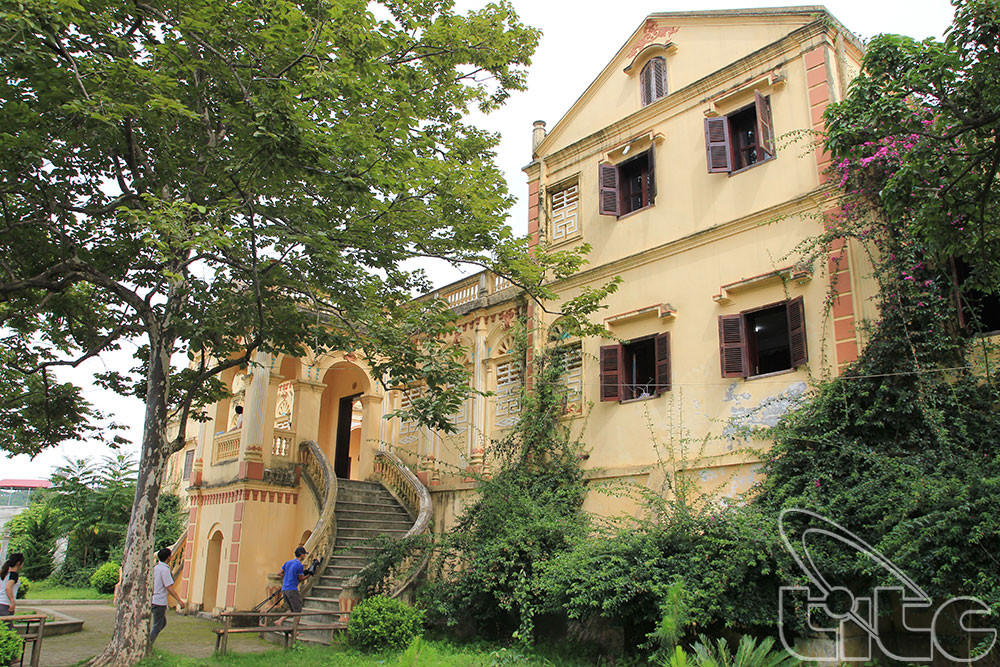 Dinh thự Hoàng A Tưởng xây dựng trong thời gian 8 năm (1914 - 1921), có sự kết hợp giữa kiến trúc cổ của Pháp với kiến trúc nhà sàn của người Tày. Ảnh: Vietnamtourism.