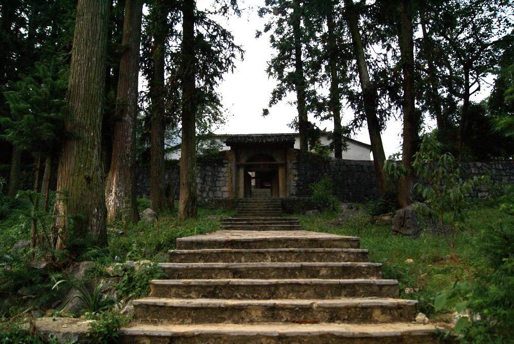 Lối dẫn vào nhà được làm từ những phiến đá hoa cương có chạm khắc hoa văn tỉ mỉ. Ảnh: Tachcaphe.