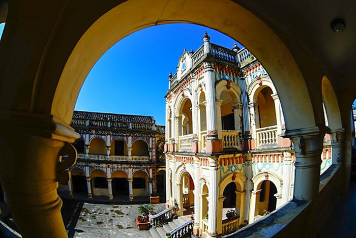 Khu dinh thự có tổng diện tích 4.000 m2, bao gồm 36 phòng. Nhà gồm 3 cổng: Một chính và hai phụ. Ảnh: Baolaocai.