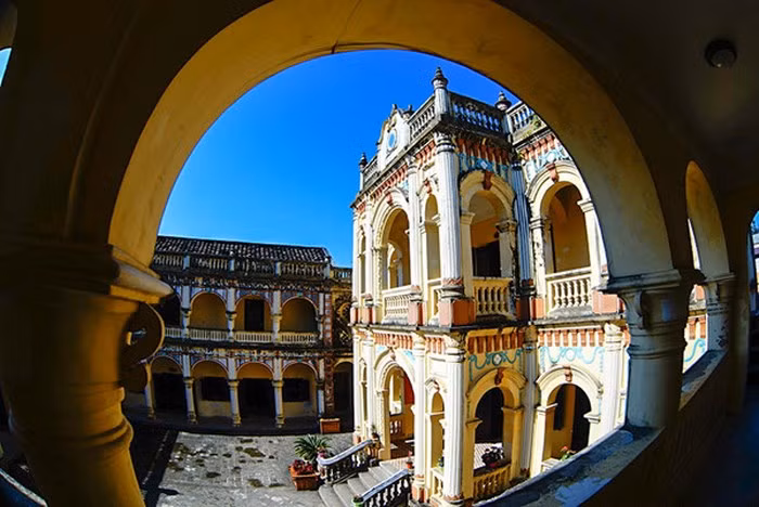 Khu dinh thự có tổng diện tích 4.000 m2, bao gồm 36 phòng. Nhà gồm 3 cổng: Một chính và hai phụ. Ảnh: Baolaocai.