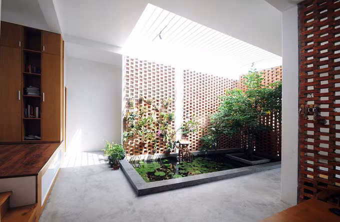 Cùng với hai mặt thoáng, thiết kế giếng trời mang đến nguồn ánh sáng tự nhiên tối đa cho cả nhà.