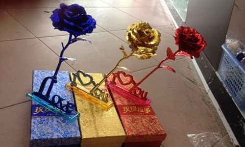 Bông hồng mạ vàng này, giá 195.000 đồng/bông.