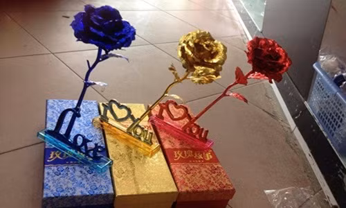 Bông hồng mạ vàng này, giá 195.000 đồng/bông.