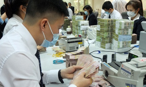 Nhiều người cho biết lương cao nhưng làm ngân hàng phải chịu những áp lực rất lớn. Ảnh minh họa: Thanh Lan.