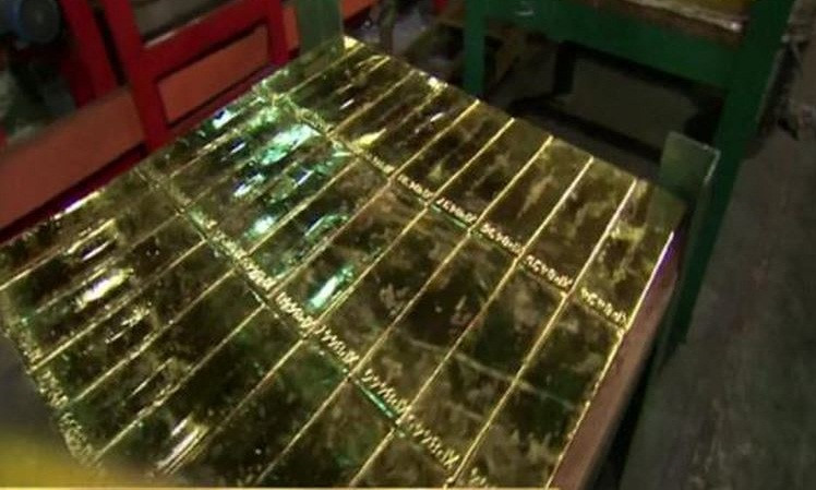 Thỏi vàng sau khi hoàn thành nặng khoảng 26 pounds (tương đương 11,79 kg). Ảnh: CNBC.