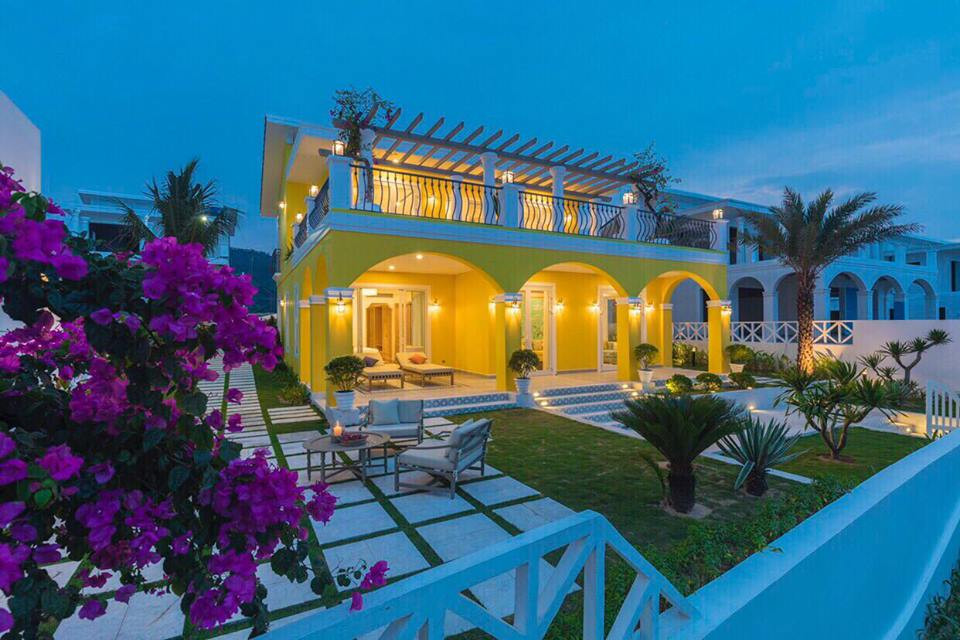 Bên ngoài, biệt thự trang trí lạ mắt với màu vàng chanh.