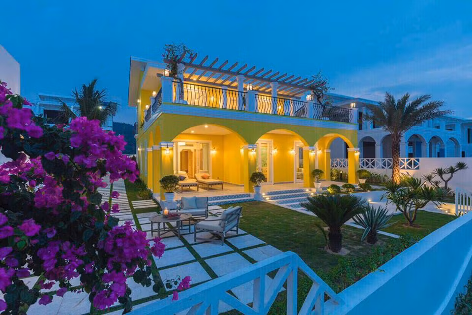 Bên ngoài, biệt thự trang trí lạ mắt với màu vàng chanh.