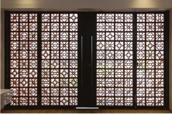 Hệ cửa 2 lớp sắt, gạch hoa gió kết hợp vách kính phía sau có vai trò như khung bảo vệ và có thể đóng mở từ bên trong, chủ động trong việc đón gió vào công trình.