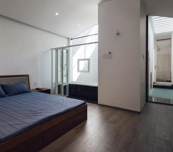 Bóng nắng xuất hiện khắp mọi nơi, một điều không dễ có được trong không gian nhà phố chật hẹp. Nguồn ảnh: QuangDam.