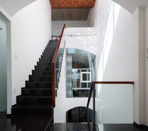 Cầu thang được bố trí giật bậc, tối ưu lợi thế thông tầng.