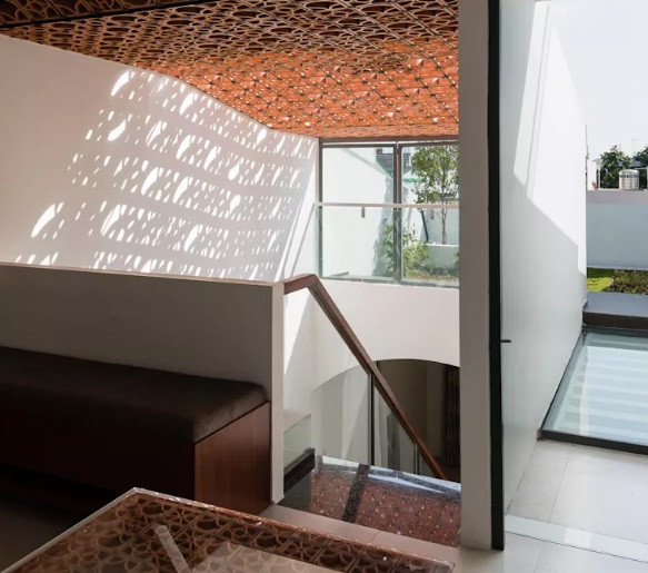 Dựa theo vị trí xây dựng, ngôi nhà phố 3 tầng được thiết kế hướng vào trong, tập trung vào điểm nhấn là lõi thông tầng giữa nhà.