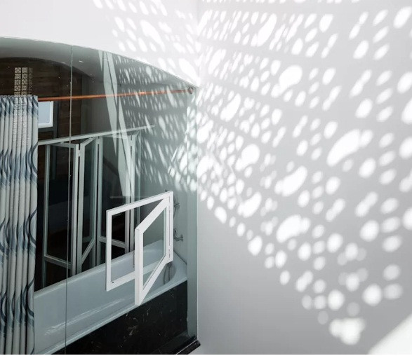 Ánh sáng len qua các họa tiết tạo thành mảng bóng đổ, di chuyển và thay đổi theo từng thời điểm trong ngày khiến điểm nhấn này trở nên độc đáo.