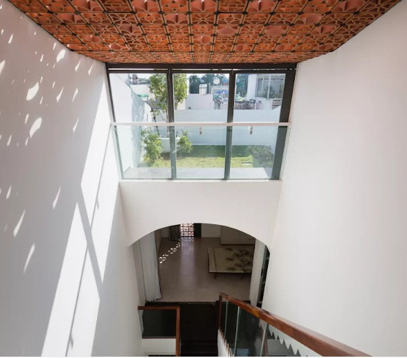 Khu vực thông tầng này có vai trò như một không gian đệm đưa ánh sáng tự nhiên và không khí vào sâu bên trong.