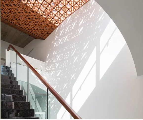 Hệ mái hoa gió là điểm nhấn chính của ngôi nhà 3 tầng nhằm khai thác hiệu quả lấy sáng trên cao.
