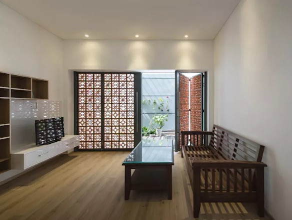 Gạch bông gió cũng được sử dụng cho hệ thống cửa mặt đứng.