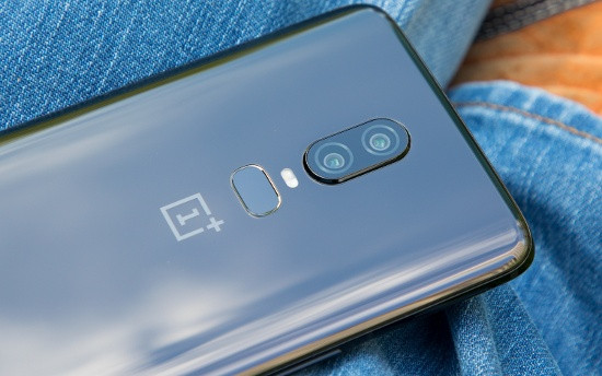Theo nhà sản xuất thì OnePlus 6 được thiết kế để có thể “chống đỡ” được một vài lần rơi mà không bị hỏng, thậm chí máy còn bền như người tiền nhiệm OnePlus 5 với vỏ kim loại nguyên khối. Tuy nhiên không thể phủ nhận chất liệu kính không chỉ làm điện thoại dễ bám vân tay mà còn trơn trượt khi cầm trên tay.