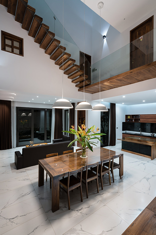 Lan can kính trong suốt gây ấn tượng.