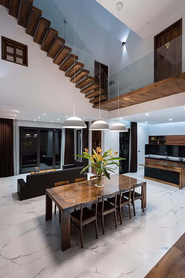 Lan can kính trong suốt gây ấn tượng.