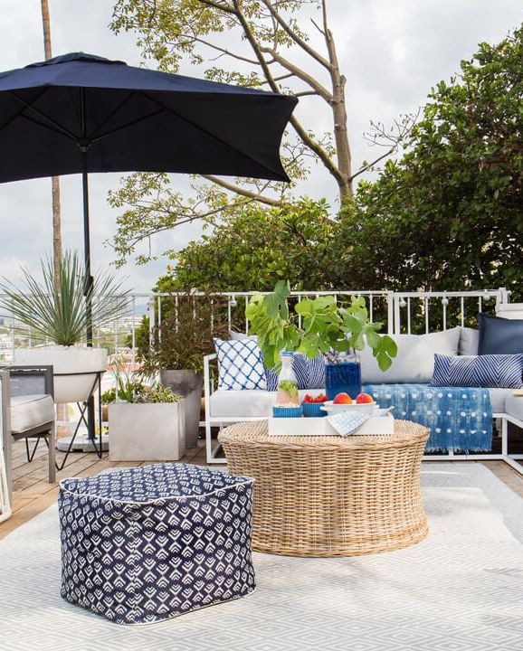 Nếu muốn khoảng sân sâu như một phòng khách thứ hai của ngôi nhà thì có thể tham khảo gợi ý này nhé. Tất nhiên, nó phù hợp với những ngày có nắng.