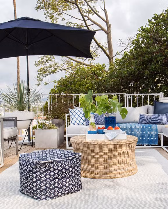 Nếu muốn khoảng sân sâu như một phòng khách thứ hai của ngôi nhà thì có thể tham khảo gợi ý này nhé. Tất nhiên, nó phù hợp với những ngày có nắng.