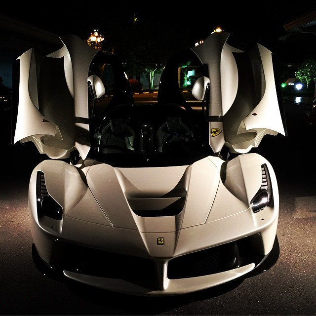 Chiếc Ferrari LaFerrari màu trắng danh giá trên thế giới với giá 1,4 triệu USD cũng thuộc sở hữu của Abdul Mateen. Ảnh: BI.
