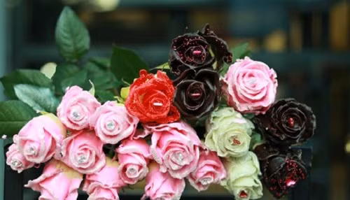 Chính giữa bông hoa hồng có đính một hạt đá pha lê rất sáng. Ảnh: Infonet.