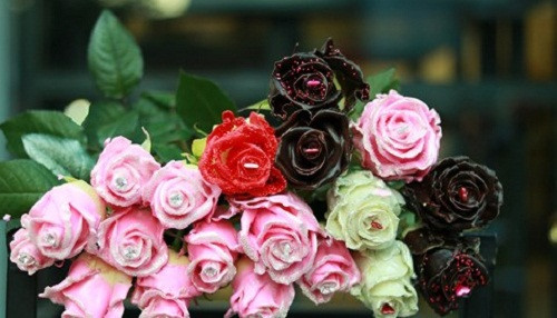 Chính giữa bông hoa hồng có đính một hạt đá pha lê rất sáng. Ảnh: Infonet.