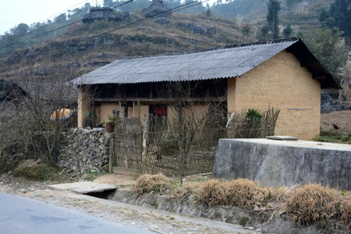 Với ưu điểm giữ ấm trong mùa đông, mát mẻ vào mùa hè, ngôi nhà trình tường che chở cho đồng bào Mông chống chọi với thời tiết khắc nghiệt của cao nguyên đá. Ảnh: Baohagiang.