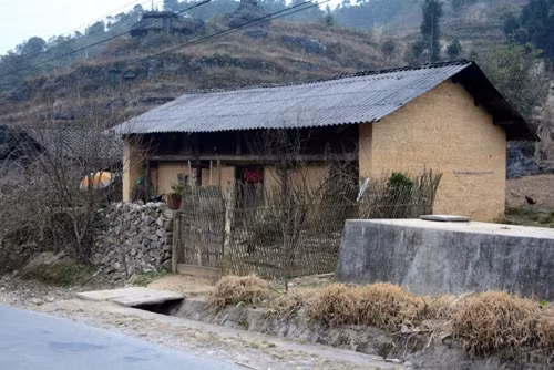 Với ưu điểm giữ ấm trong mùa đông, mát mẻ vào mùa hè, ngôi nhà trình tường che chở cho đồng bào Mông chống chọi với thời tiết khắc nghiệt của cao nguyên đá. Ảnh: Baohagiang.