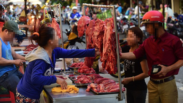 Nên chọn mua thực phẩm tại những địa điểm có uy tín. Trong ảnh: thịt bò được bày bán tại một chợ ở TP.HCM - Ảnh: QUANG ĐỊNH