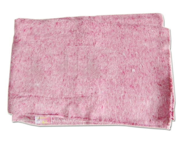 Được làm từ sợi thủy tinh, không độc hại, chăn chống cháy có khả năng cách nhiệt, chống cháy, chống axit và kiềm. Nó có thể chịu được nhiệt độ tới 700 độ C mà không bị chảy. Ảnh: Baohohoanglong.