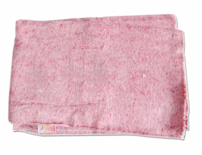 Được làm từ sợi thủy tinh, không độc hại, chăn chống cháy có khả năng cách nhiệt, chống cháy, chống axit và kiềm. Nó có thể chịu được nhiệt độ tới 700 độ C mà không bị chảy. Ảnh: Baohohoanglong.