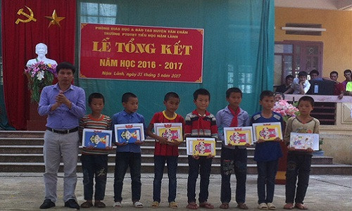 Thầy Trần Thanh Sơn - Hiệu trưởng trường Phổ thông Dân tộc bán trú Tiểu học Nậm Lành trao phần thưởng cho học sinh. Ảnh: NVCC.