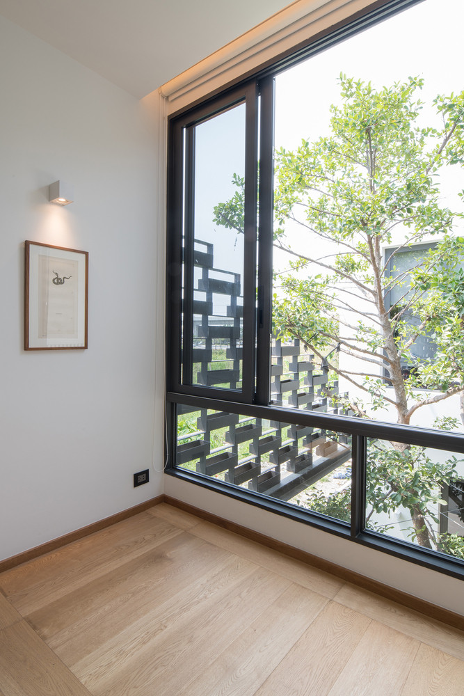 Phòng ngủ thiết kế với tường kính và cánh cửa linh hoạt, tạo tầm nhìn, ngắm khung cảnh xung quanh.