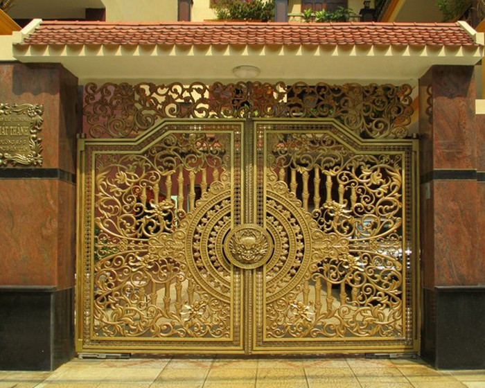 Cổng biệt thự đúc nhôm với đường nét hoa văn uốn lượn tinh xảo mang phong cách cổ điển xen lẫn hiện đại. Ảnh: Nhomduclc.