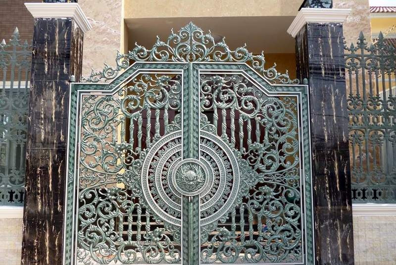 Cổng đúc nguyên khối từ hợp kim nhôm có thiết kế cầu kỳ. Ảnh: Nhomduc.
