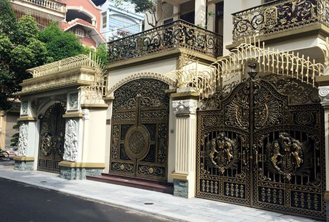 Cổng nhôm mạ vàng cho những gia đình giàu có. Ảnh: Tiền phong.