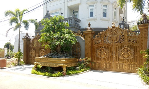 Thiết kế cao, họa tiết cầu kỳ phù hợp với biệt thự cổ có khuôn rộng. Ảnh: Manhquanphat.