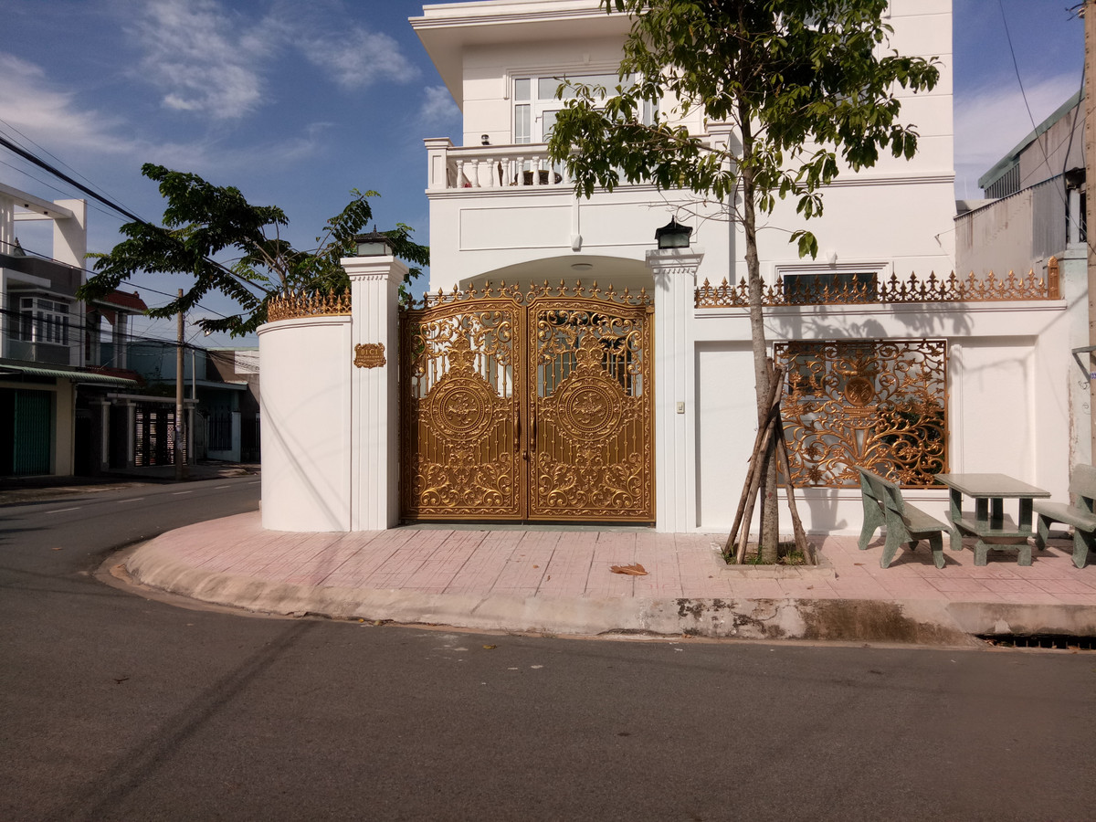 Cổng nhôm đúc kết hợp tường rào cao tạo nên khuôn viên đẹp, khép kín cho biệt thự. Ảnh: Nhomducviet.