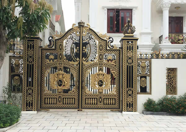 Cổng hợp kim nhôm đúc sơn màu vàng sang trọng, gây ấn tượng với tổng thể kiến trúc ngôi nhà. Ảnh: Congtudongchinhsinh.