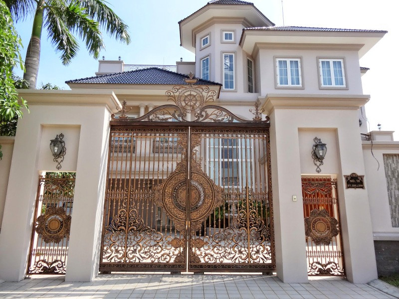 Cổng nhà thiết kế mang hơi hướng kiến trúc cổ Pháp ngày càng được ưa chộng trong các ngôi biệt thự tân cổ điển. Ảnh: Hoanggiahanoi.