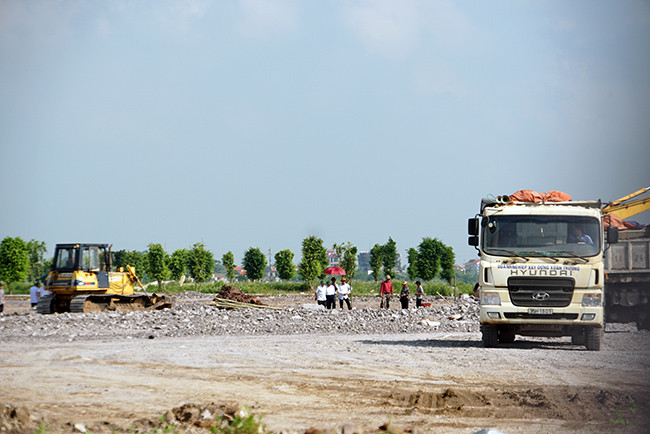 Xung quanh nơi này được lực lượng công an và bộ đội bố trí chốt chặn để bảo vệ an ninh từ xa.