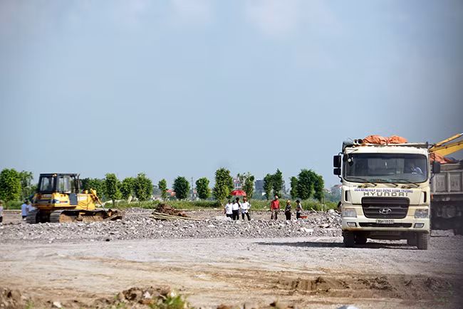 Xung quanh nơi này được lực lượng công an và bộ đội bố trí chốt chặn để bảo vệ an ninh từ xa.